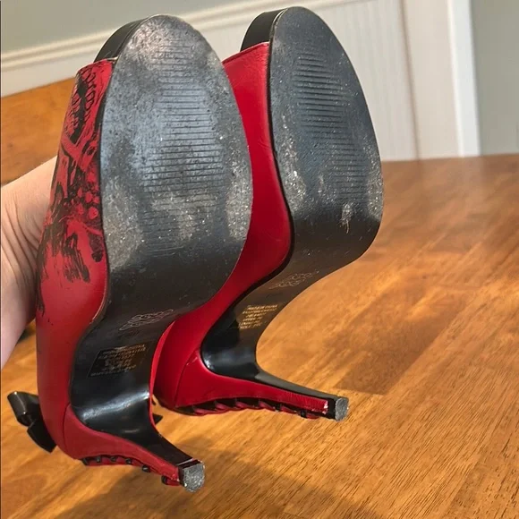 Elegant Red and Black Stiletto Heels - Picture 5 of 6